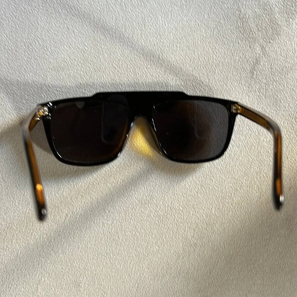 Gucci Sunglasses never worn. - Picture 4 of 4